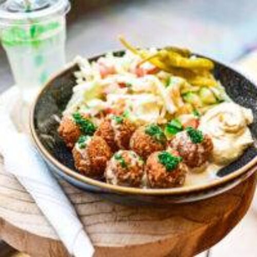 Falafel se salátem a tahini